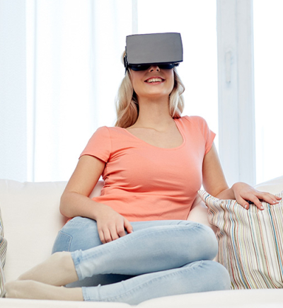 Frau mit VR Brille auf Couch