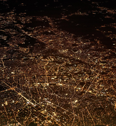 Stadt bei Nacht von oben