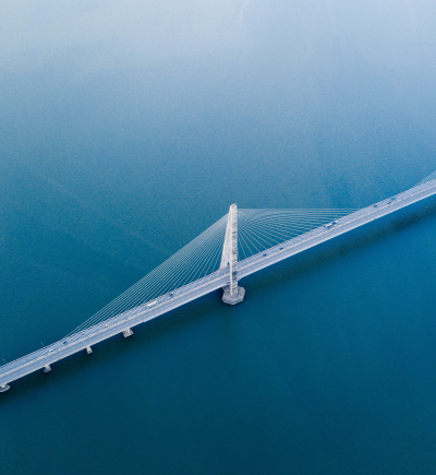 Befahrene Brücke über großem Fluss