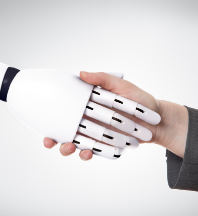 Roboter und Mensch geben sich die Hand