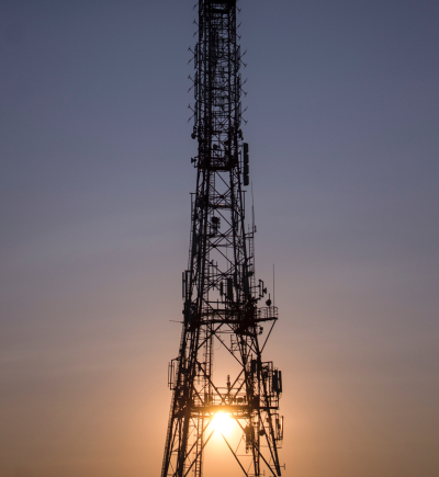 Funkmast gegen die Sonne fotografiert