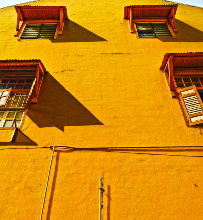 gelbe Häuserwand