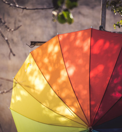 regenbogenfarbiger Regenschirm