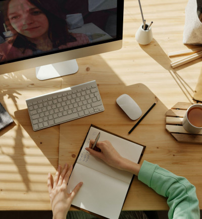 Online-Unterricht mit Lehrerin