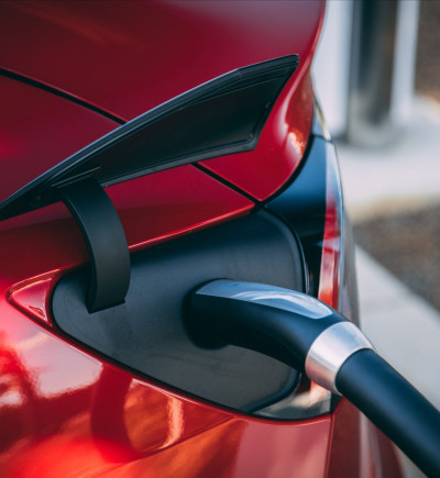 rotes Auto wird e-betankt