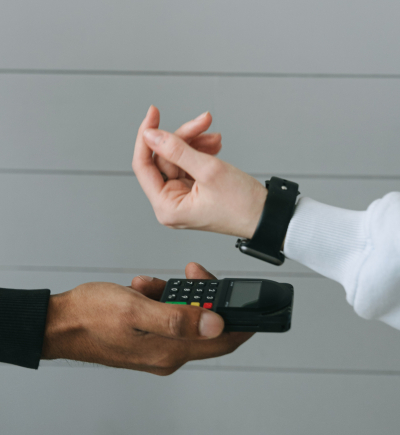 Frau bezahlt mit Smartwatch