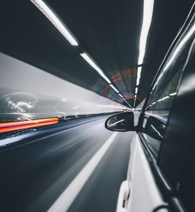 Auto in modernem Tunnel