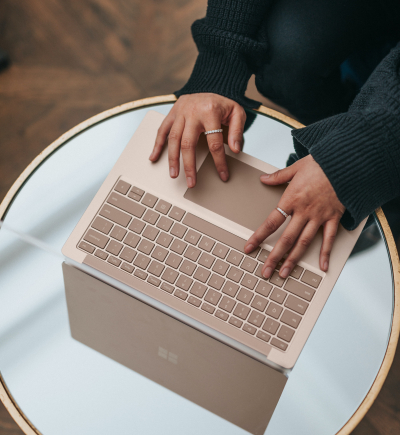 Frau am Laptop