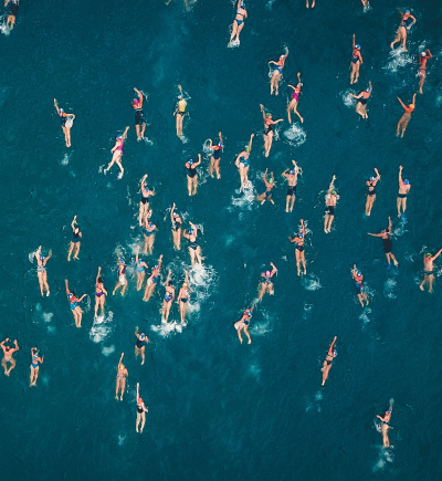 Schwimmwettbewerb im Meer von oben