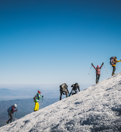 Eine Gruppe von Menschen, die auf einen Berg wandert