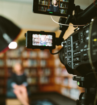 Frau bei Videoaufzeichnung