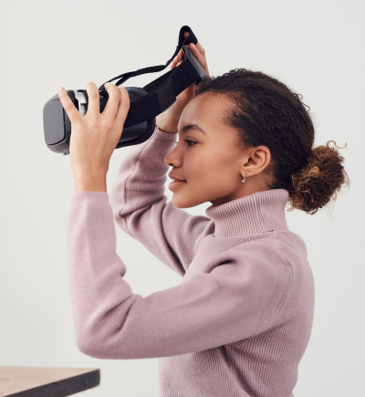 Frau mit VR-Brille