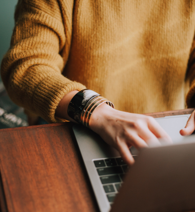 Homeoffice - Arbeit - Laptop - Computer - Plattformarbeit