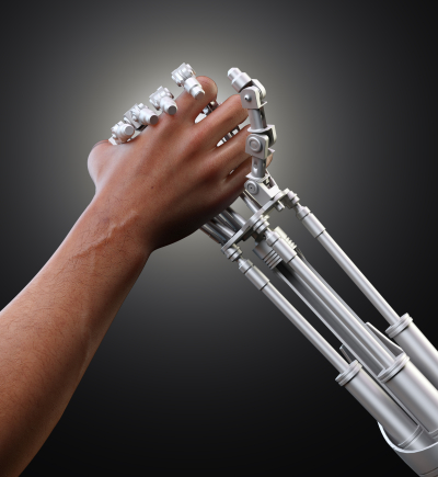 Menschlicher Arm & Roboter Arm reichen sich die Hand