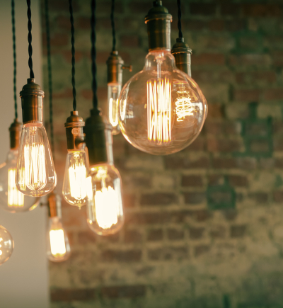 Viele leuchtende Glühbirnen hängen von der Decke