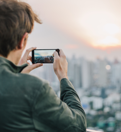 Mann macht Foto von Stadt