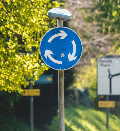 Verkehrsschild, das einen Kreisel anzeigt als Symbolbild für Circular Economy