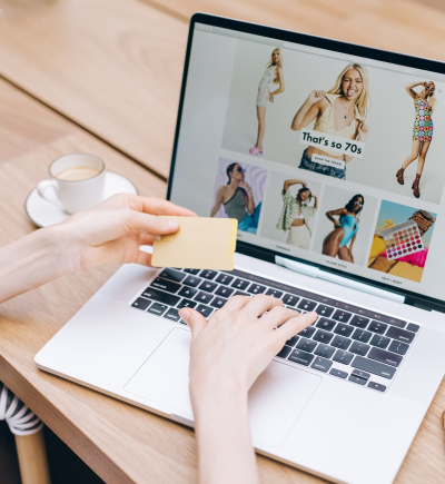 Frau am Laptop beim Online-Shopping