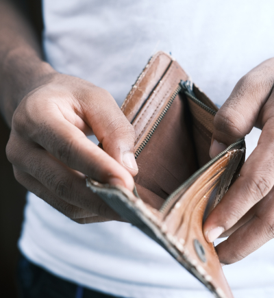 Eine Person öffnet eine leere Geldbörse