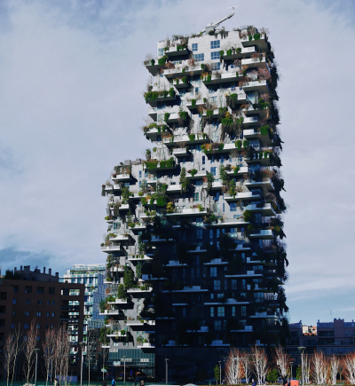 Hochhaus mit grüner Bepflanzung