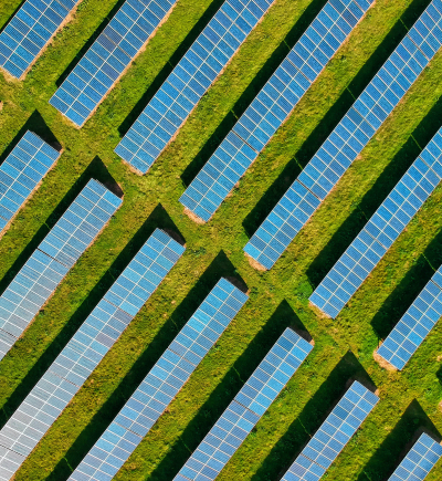 Feld von Solarplatten aus der Vogelperspektive 