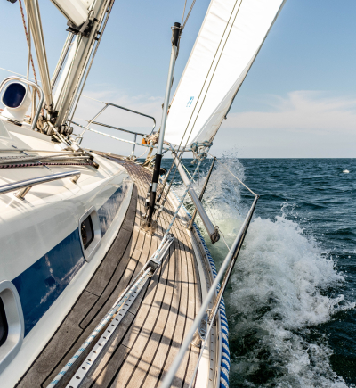 Segelboot auf dem Wasser