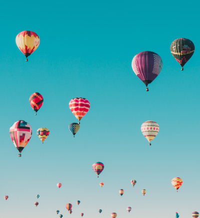 Bunte Heißluftballons am Himmel