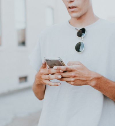 Mann mit Smartphone in der Hand
