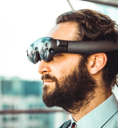 Mann mit Virtual Reality Brille schaut in die Ferne.