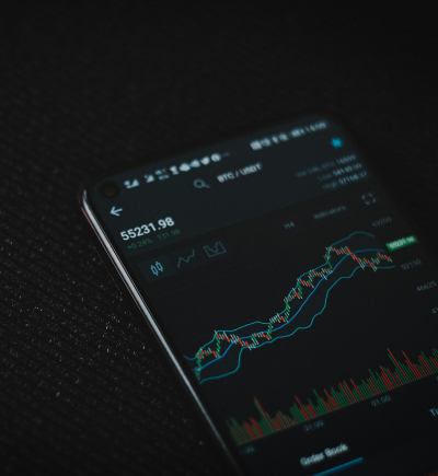 Ein Handy, das verschiedene Statistiken und Grafen zeigt