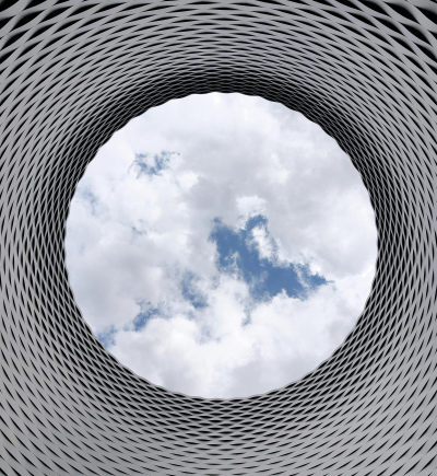 Tunnel mit Blick Richtung Himmel & Wolken
