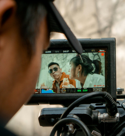 Kameramann filmt mithilfe von Display
