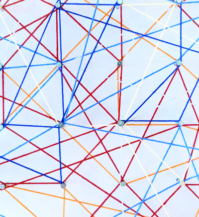 Wand mit Nägeln und bunten Schnüren die wie ein Netz gespannt sind