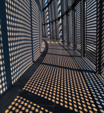 langer Gang aus Metalllochplatten