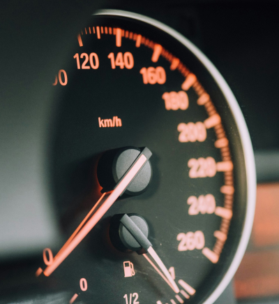 Nahaufnahme einer Geschwindigkeitsanzeige im Auto