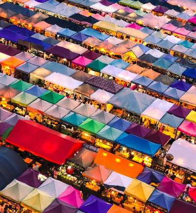 Bunter Nachtmarkt mit dicht gedrängten Verkaufsständen