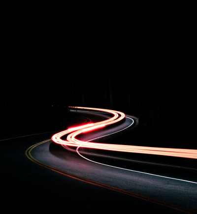 Lichtspuren auf nächtlicher Landstraße