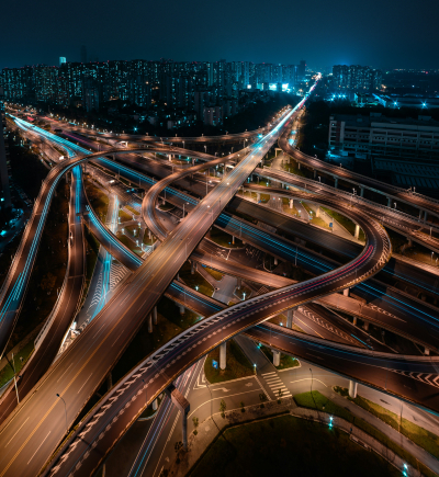 Straßennetz bei Nacht von oben