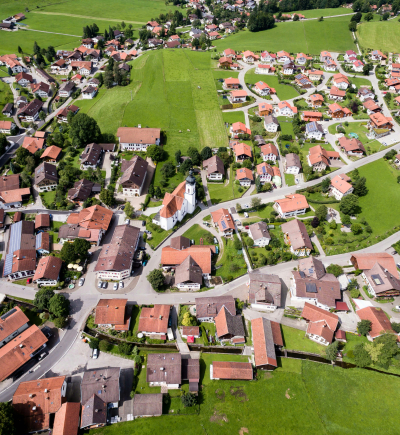 Eine Stadt mit Häusern und Landfläche aus der Vogelperspektive