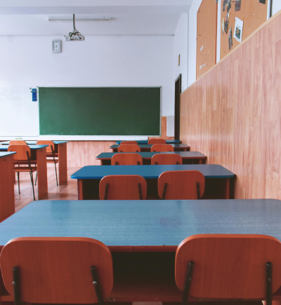 Klassenzimmer mit Tafel und Holzverkleidung