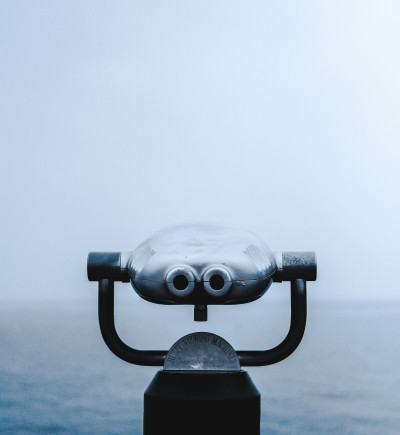 Ein fest installiertes Fernglas mit Blick auf Meer