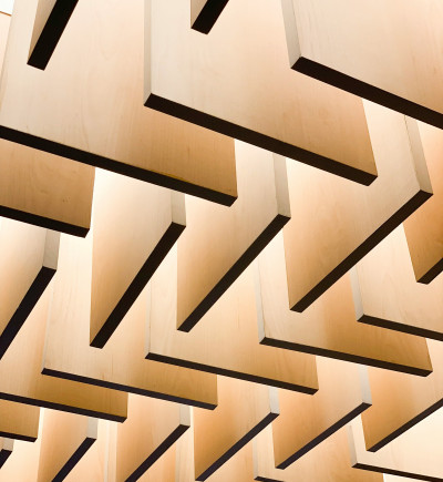 Holzbretter in symmetrischer Anordnung