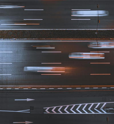 beleuchtete Straße bei Nacht