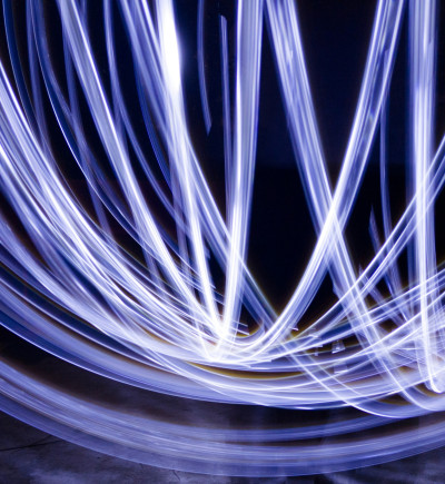 Viele Lichtschweife, die sich zu einem halben Ball formen. 