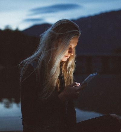 Frau mit Smartphone