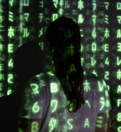 Frau im Licht eines Zahlencodes