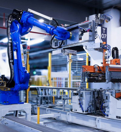 Roboterarm in Fabrik