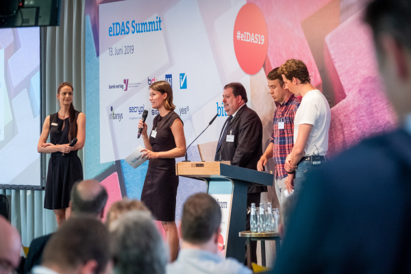 eIDAS Summit 2019 Referenten auf der Bühne