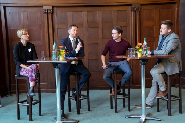 Michael Kretschmer diskutiert mit Gründern