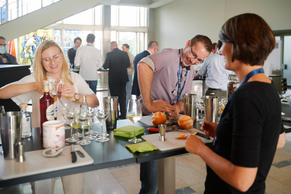 Teilnehmende des Bitkom Management Club bei einem Cocktail-Workshop